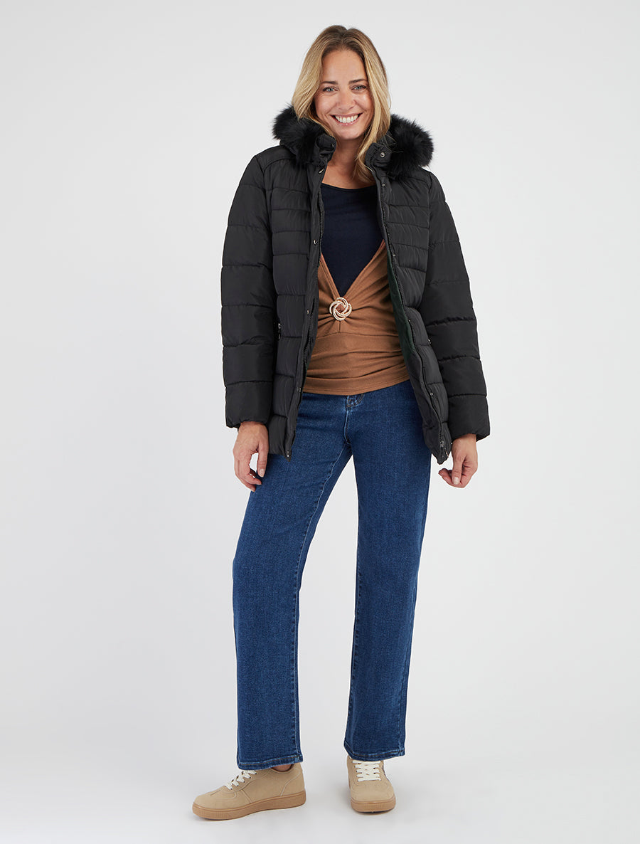 Piumino con cintura e cappuccio in pelliccia sintetica - Nero