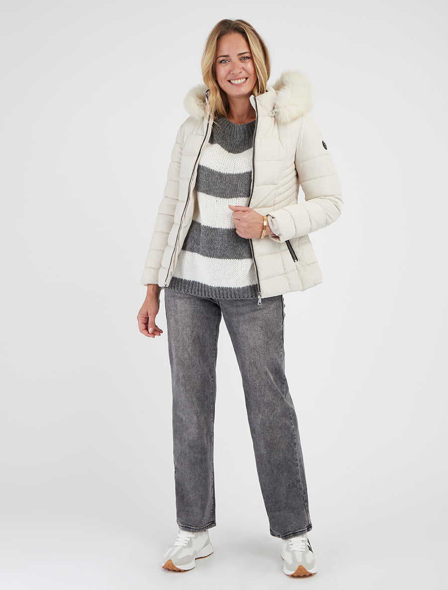 Piumino dritto con cappuccio in pelliccia sintetica. - Ecrù
