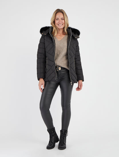 Giubbotto trapuntato con cappuccio in pelliccia sintetica. - Nero