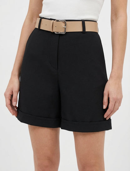 Short con cintura e risvolti - Nero