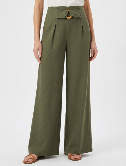 Pantaloni ampi a vita alta con fibbia decorativa. - Cachi