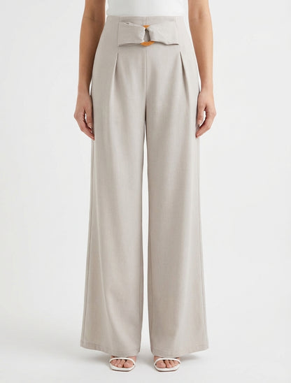 Pantaloni ampi a vita alta con fibbia decorativa. - Beige
