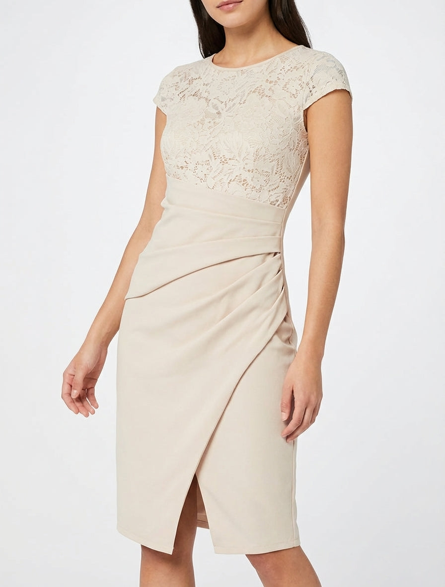 Abito aderente con pizzo e drappeggio. - Beige