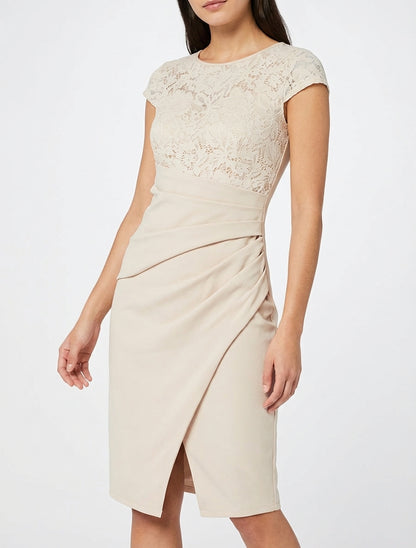 Abito aderente con pizzo e drappeggio. - Beige