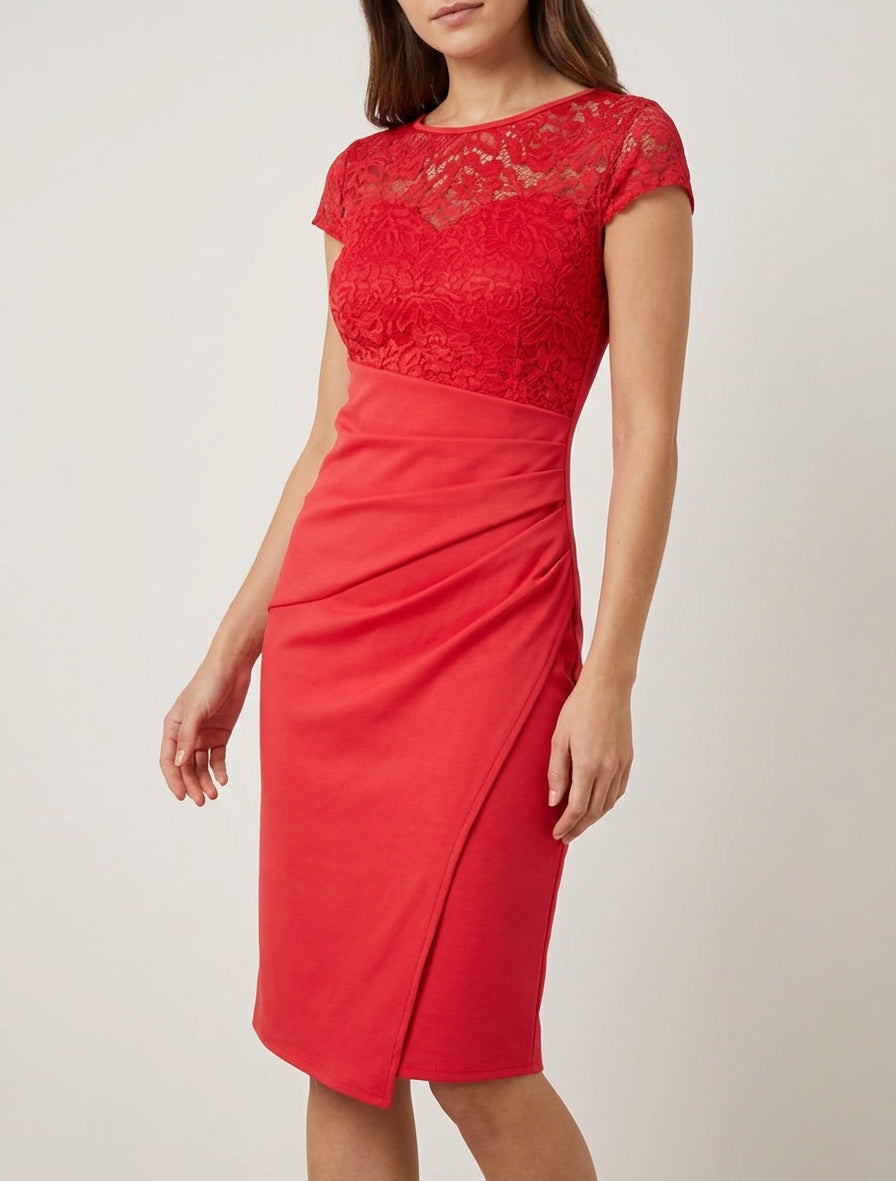 Abito aderente con pizzo e drappeggio. - Rosso