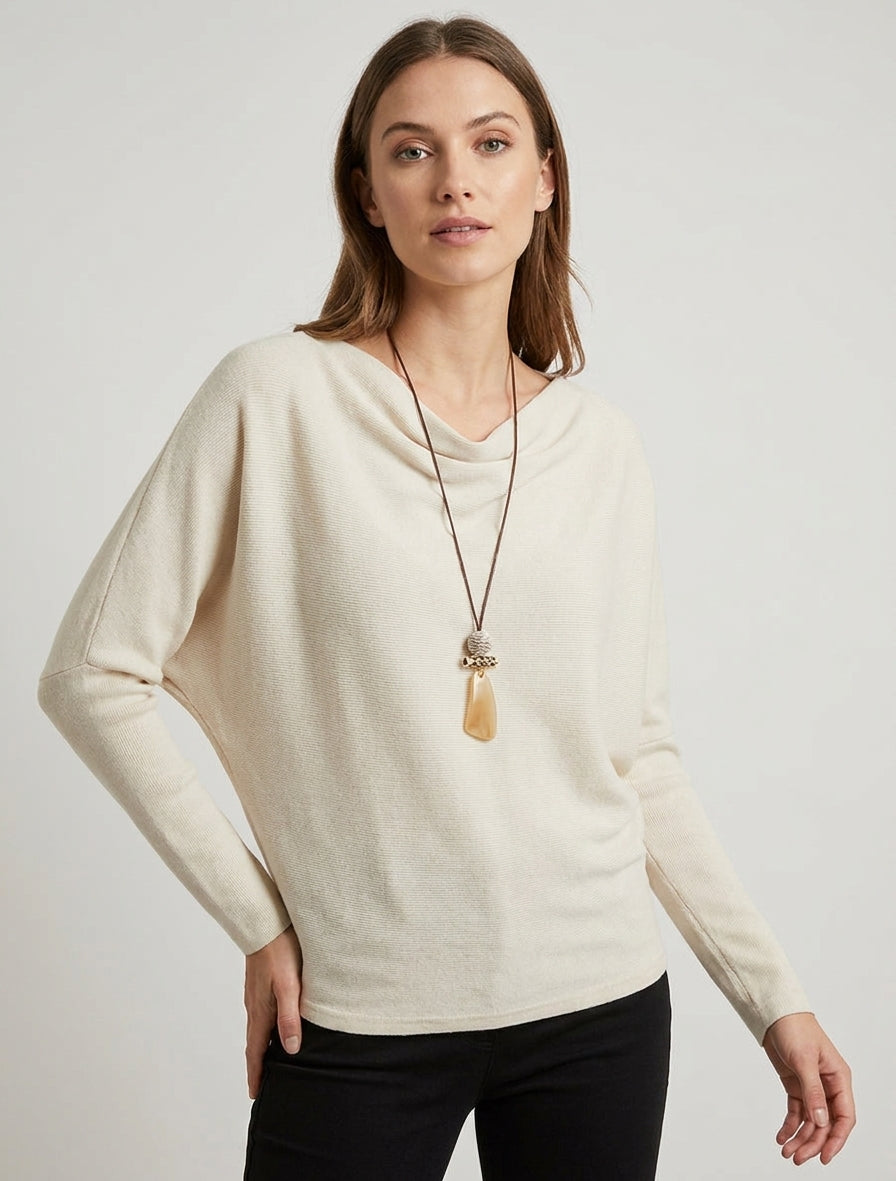 Maglia sottile a maniche pipistrello e collo a cascata. - Beige