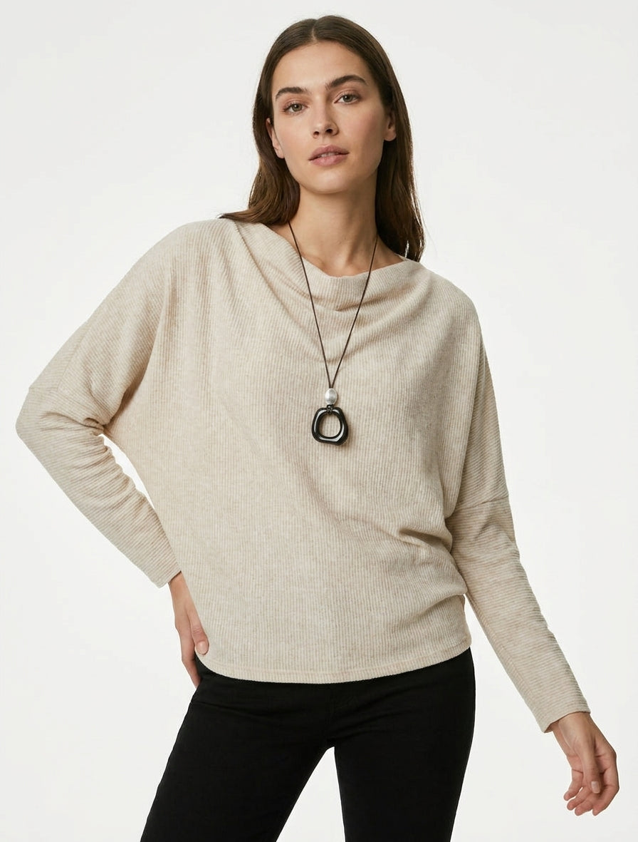 Maglione a coste con maniche pipistrello e collo a cascata. - Beige