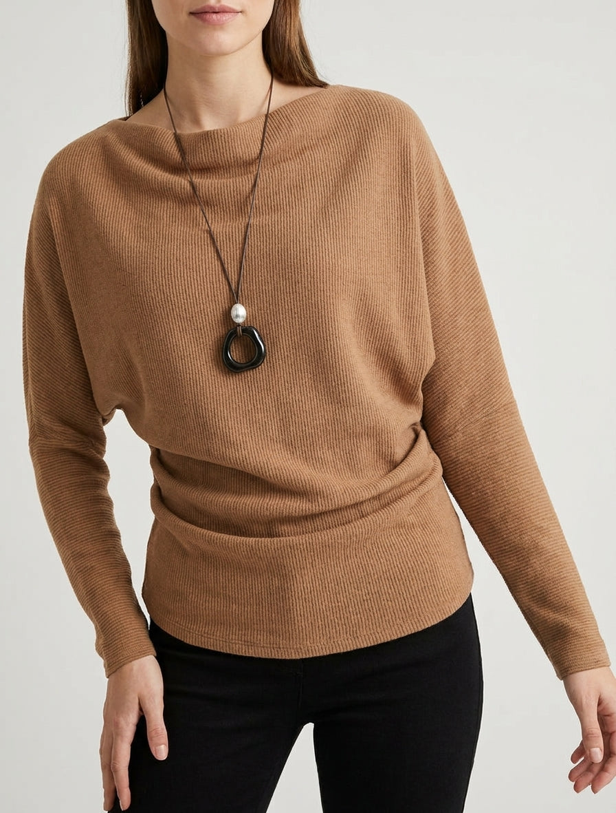 Maglione a coste con maniche pipistrello e collo a cascata. - Chameau