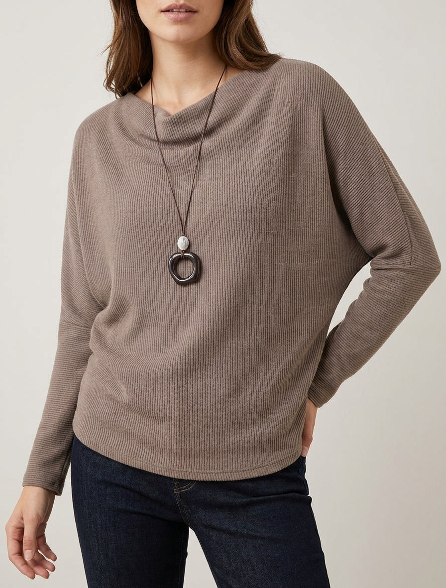 Maglione a coste con maniche pipistrello e collo a cascata. - Talpa