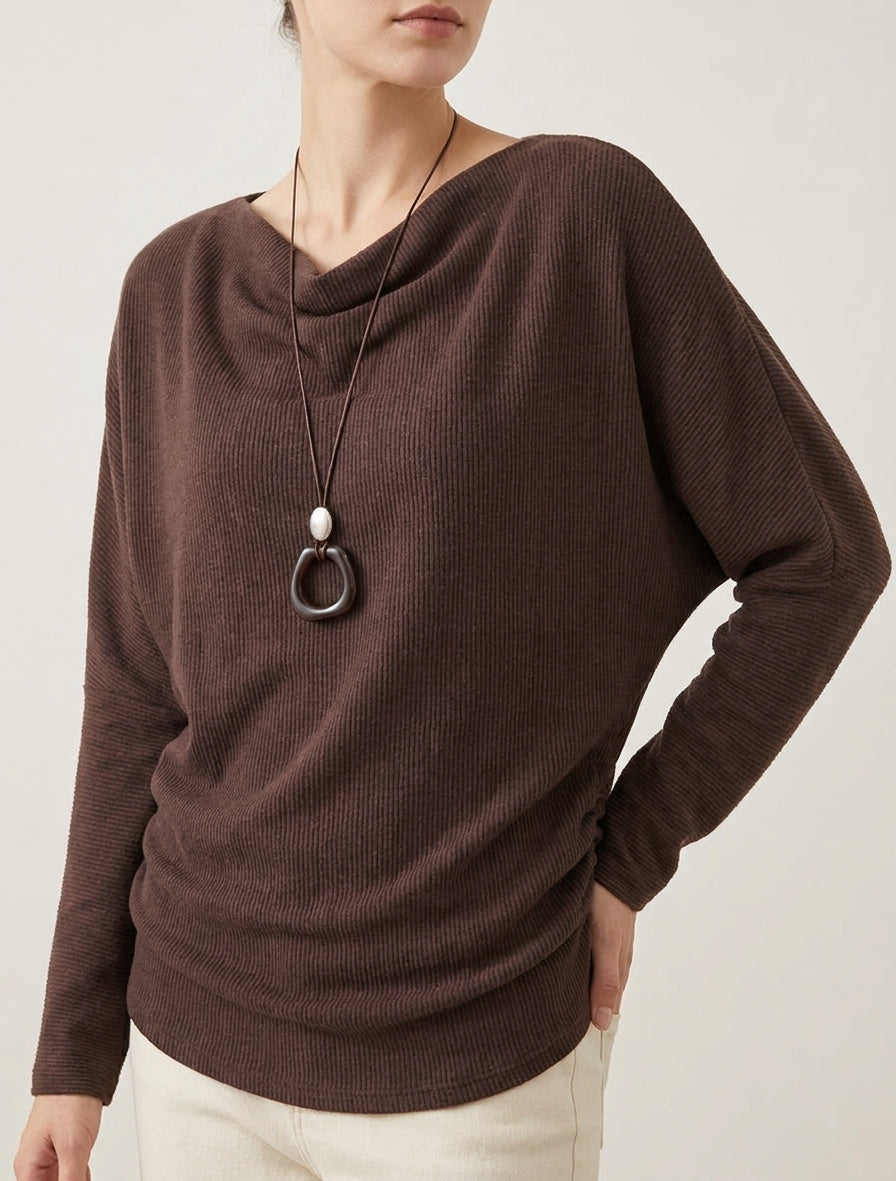 Maglione a coste con maniche pipistrello e collo a cascata. - Marrone