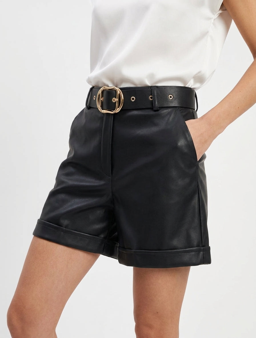 Shorts in similpelle con risvolti - Nero