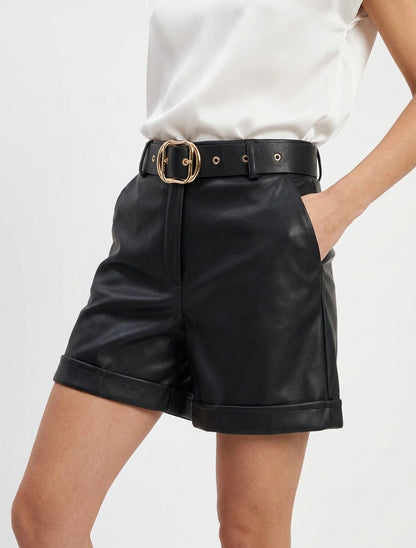 Shorts in similpelle con risvolti - Nero