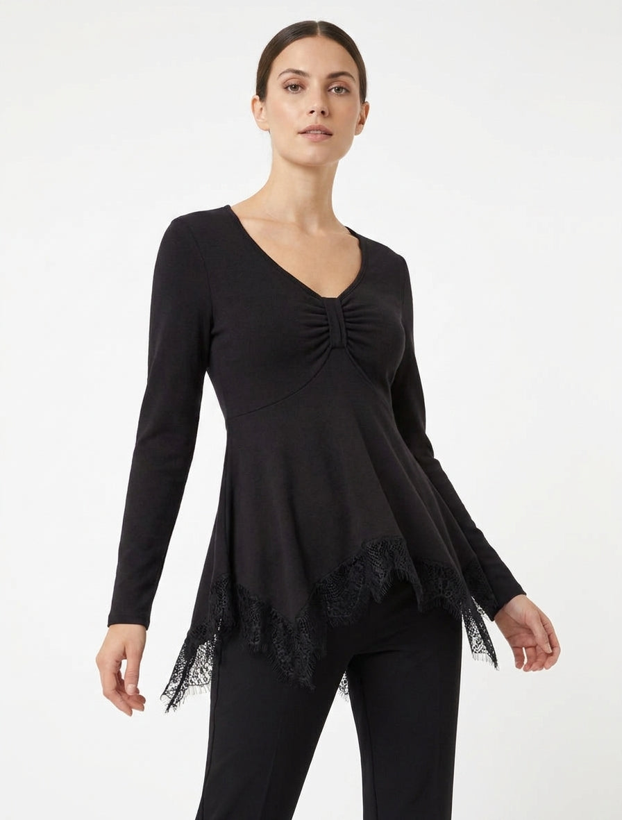 Maglia sottile con bordi asimmetrici in pizzo. - Nero
