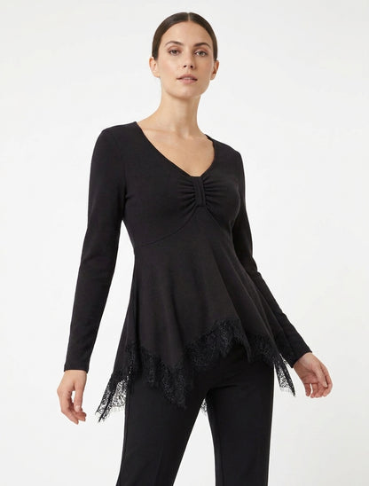 Maglia sottile con bordi asimmetrici in pizzo. - Nero