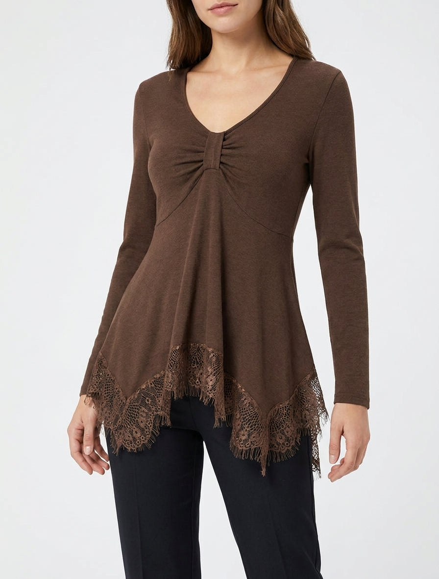 Maglia sottile con bordi asimmetrici in pizzo. - Marrone