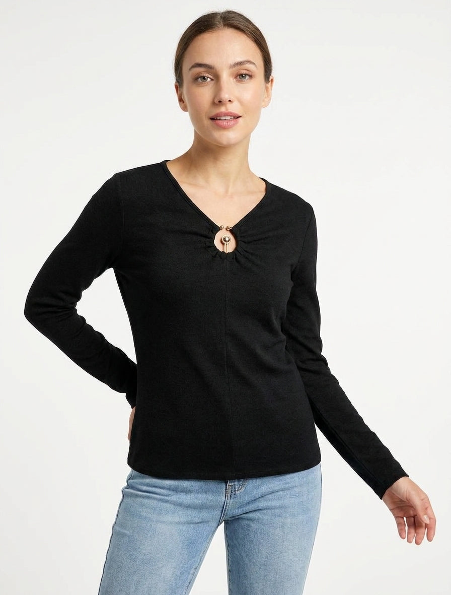 Maglione sottile con scollo a V e gioiello in metallo - Nero