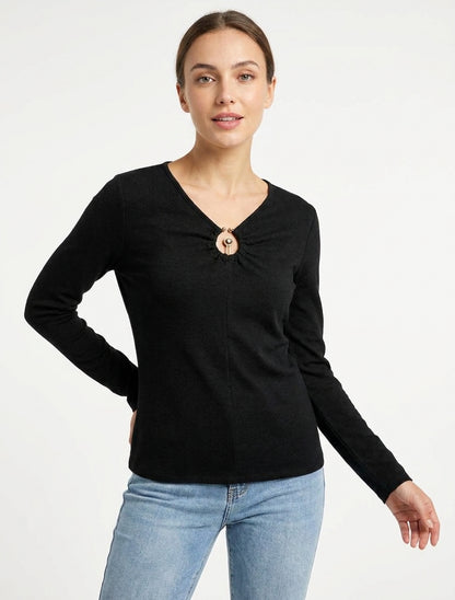 Maglione sottile con scollo a V e gioiello in metallo - Nero