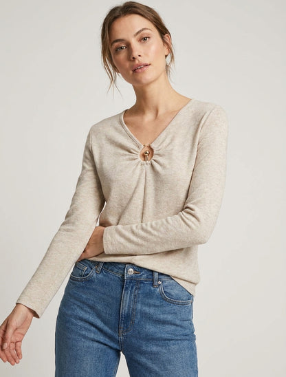 Maglia sottile a collo a V con gioiello in metallo - Beige
