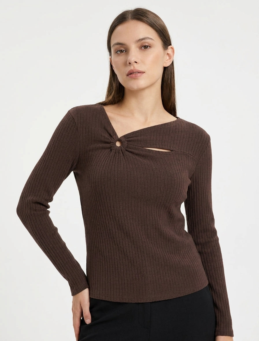 Maglione a coste con collo asimmetrico traforato - Marrone