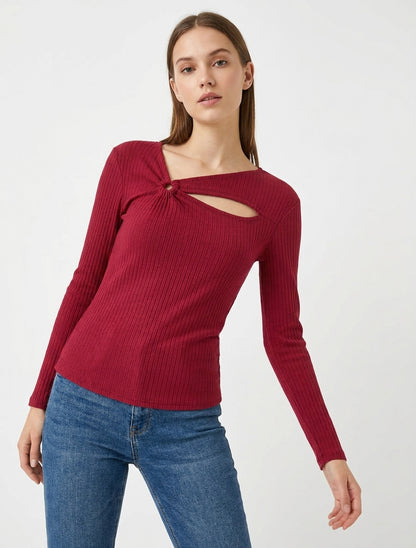 Maglione a coste con collo asimmetrico traforato - Rosso