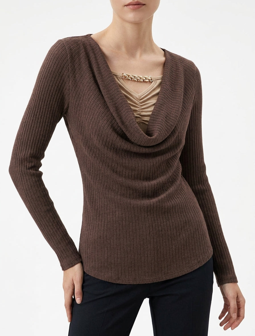 Maglione a coste con collo a cascata e gioiello - Marrone