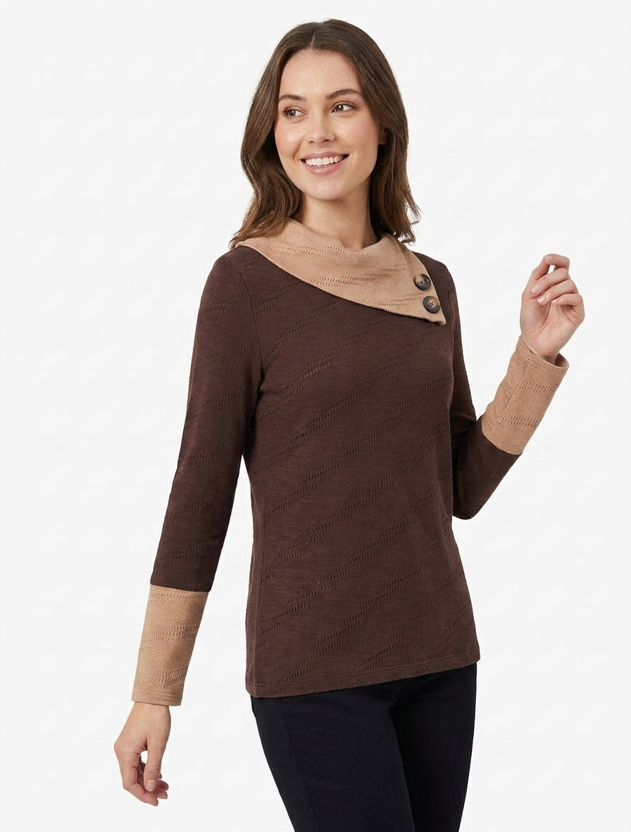 Maglione testurizzato con collo fantasia abbottonato. - Marrone