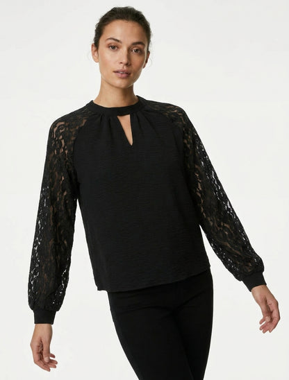 Top in pizzo con maniche raglan e collo traforato - Nero