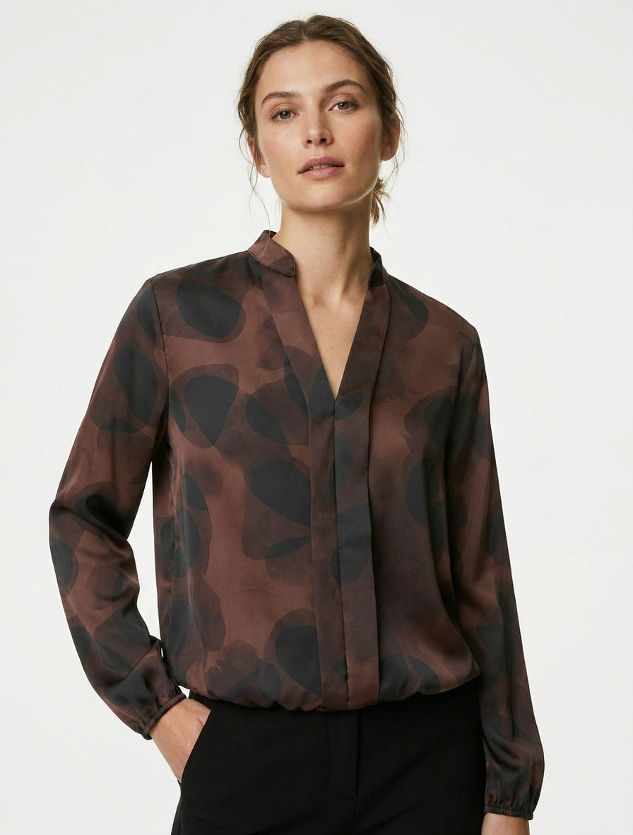 Top satinato con scollo a V e stampa fantasia - Marrone