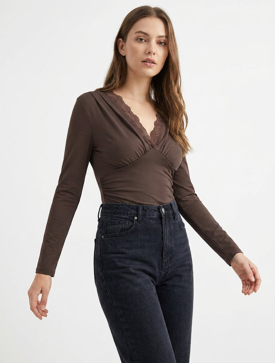 Body a maniche lunghe con scollo a V in pizzo. - Marrone