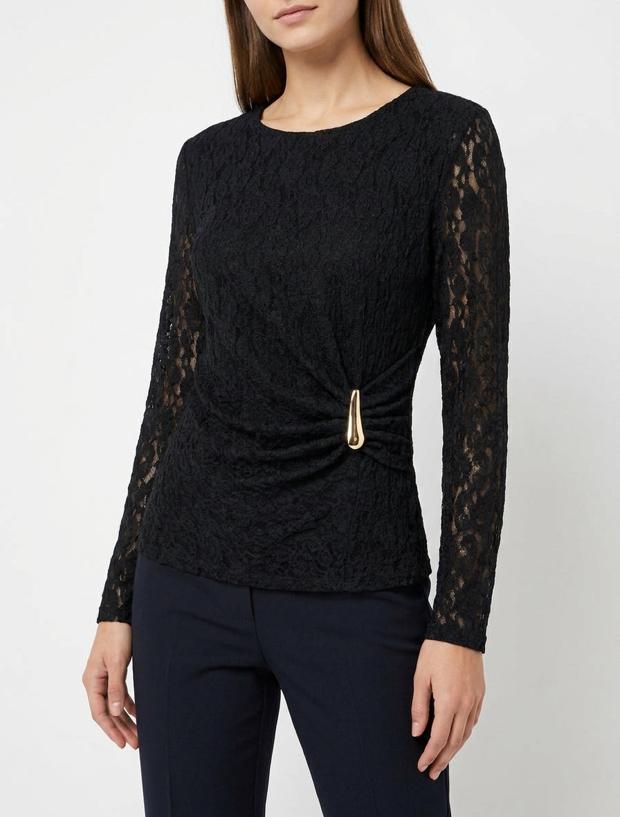 Top in pizzo con effetto drappeggiato e gioiello in metallo - Nero