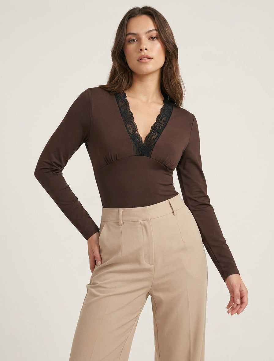 Body a maniche lunghe con scollo a V in pizzo. - Marrone