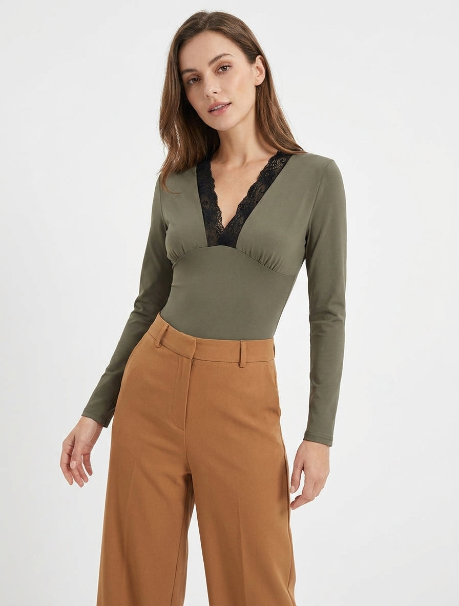Body a maniche lunghe con scollo a V in pizzo. - Cachi