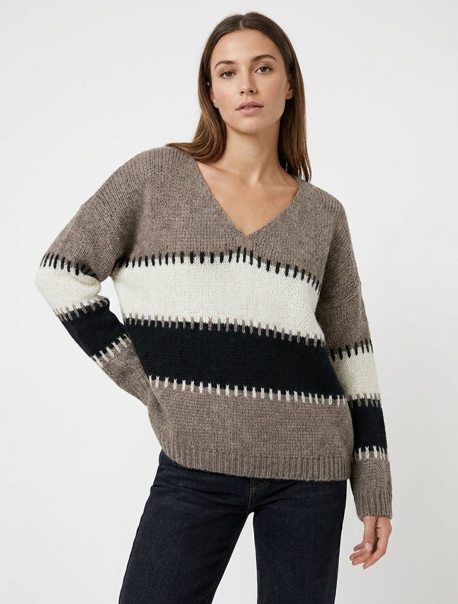 Maglione ampio con scollo a V e righe stilizzate. - Talpa