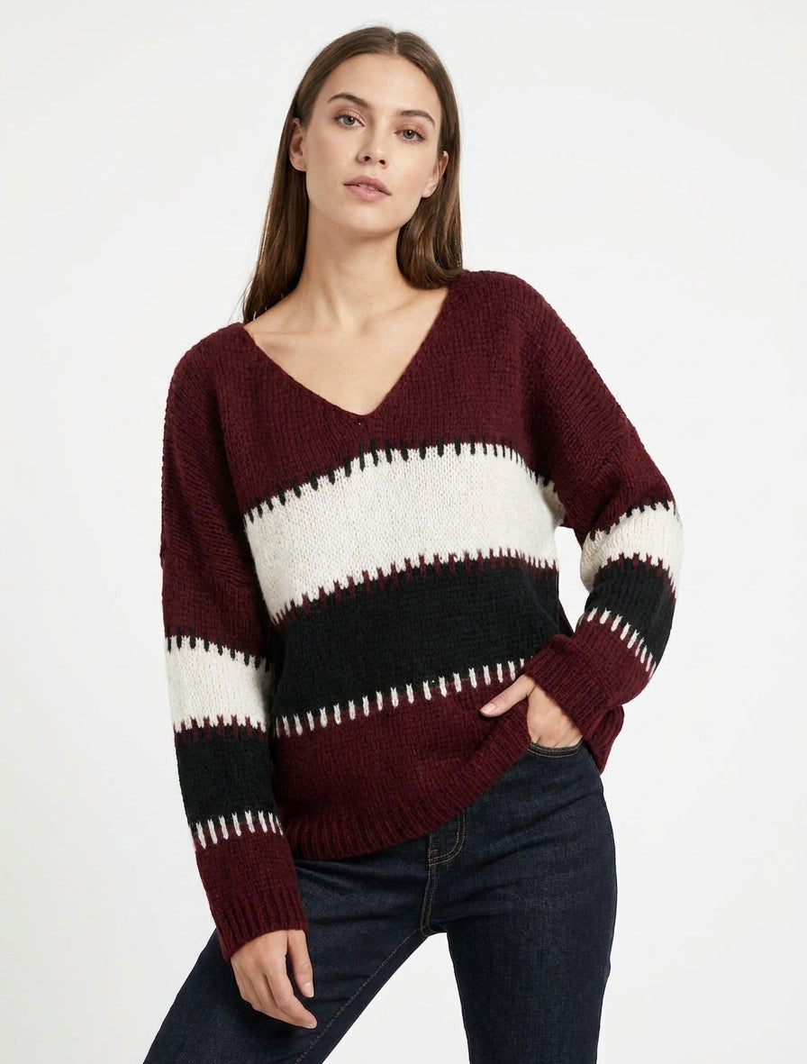Maglione ampio con scollo a V e righe stilizzate. - Feccia di vino