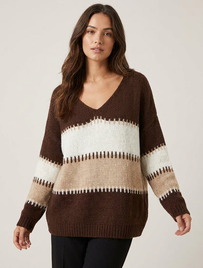 Maglione ampio con scollo a V e righe stilizzate. - Marrone