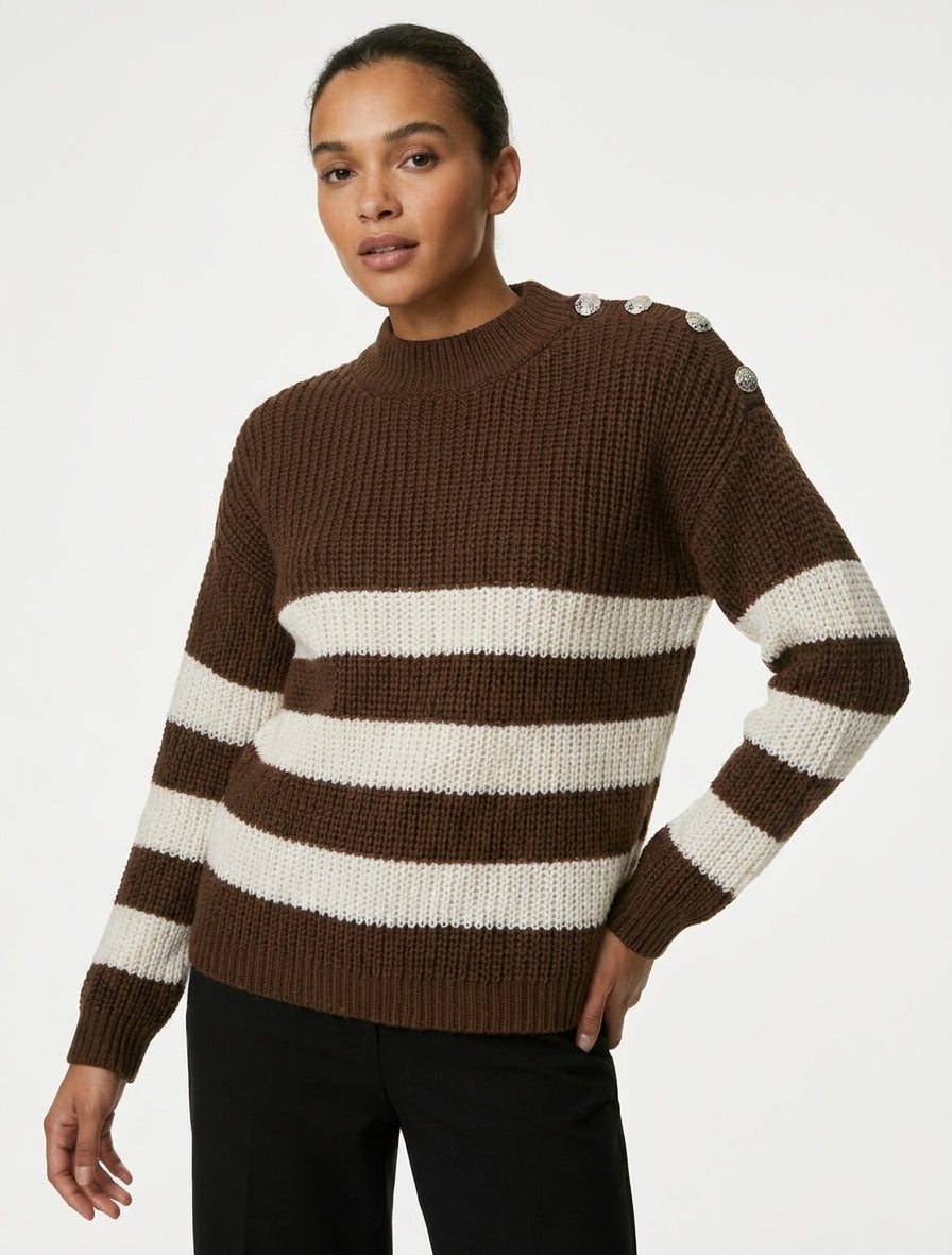 Maglione a righe con bottoni decorativi. - Marrone