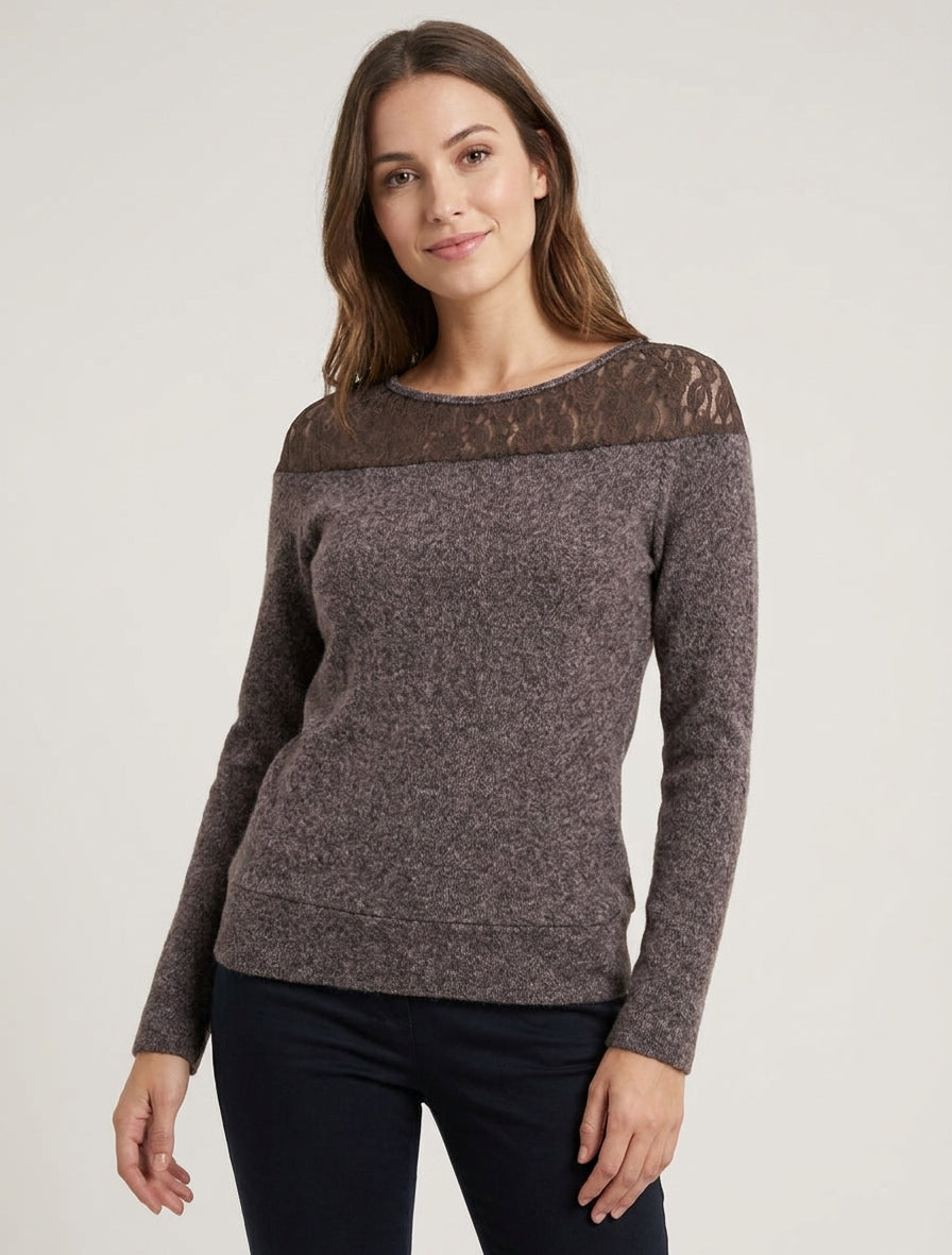 Maglione soffice dritto con scollo rotondo e inserto in pizzo. - Marrone