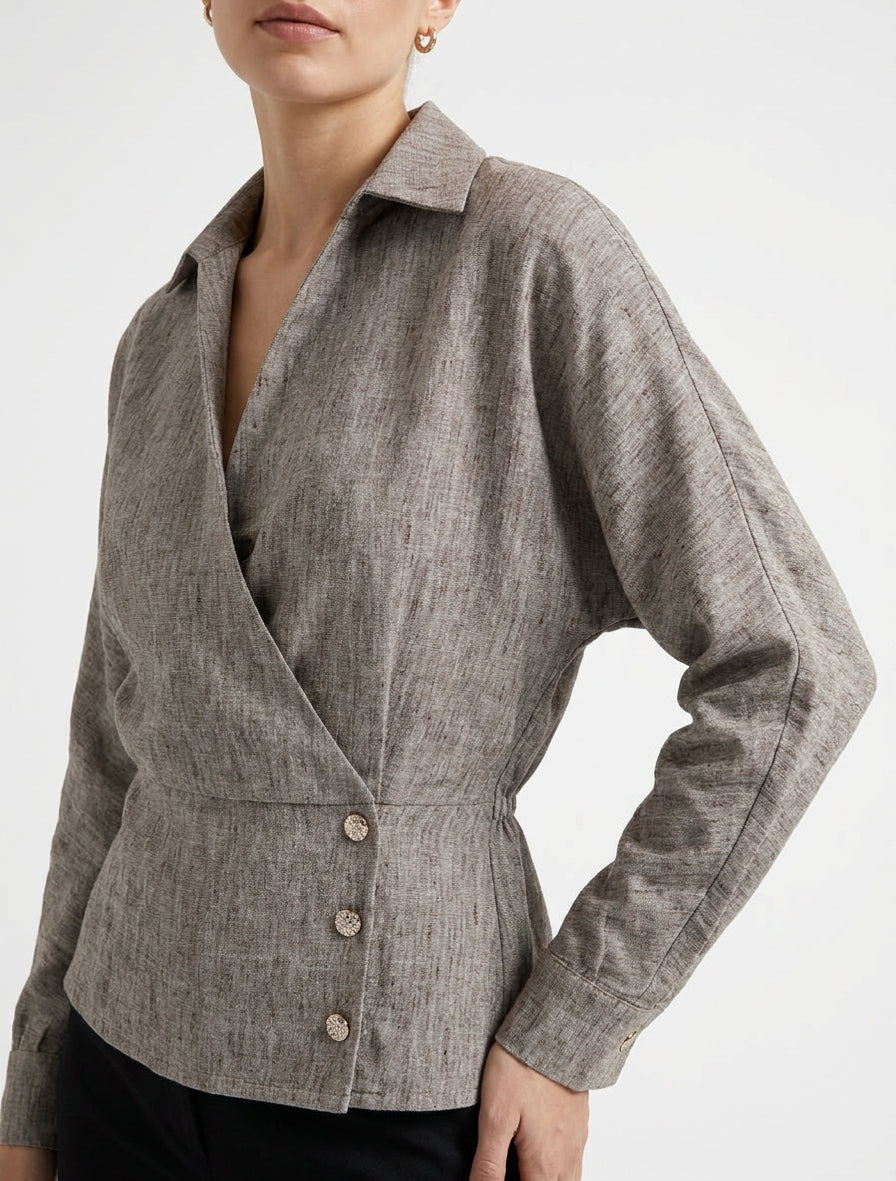 Blusa elasticizzata con collo a portafoglio - Marrone melange.