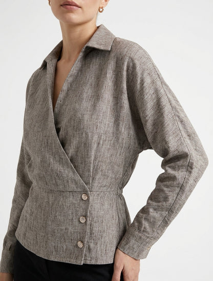 Blusa elasticizzata con collo a portafoglio - Marrone melange.