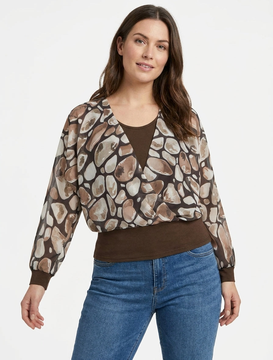 Top in voile stampato con ciottoli e collo a portafoglio - Marrone