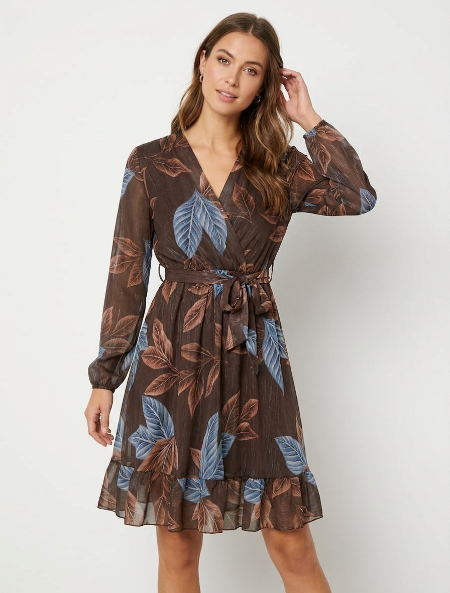 Abito iridescente con stampa di foglie e bordi volantati. - Marrone