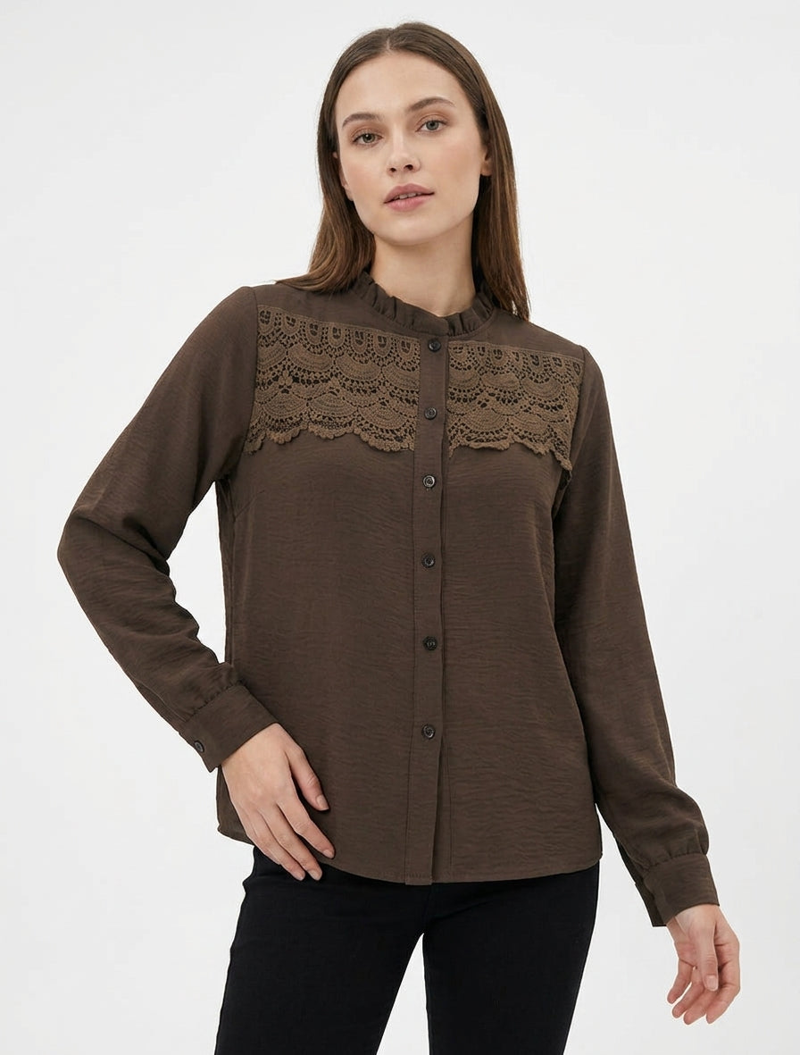 Blusa con collo alto arricciato e pizzo - Marrone