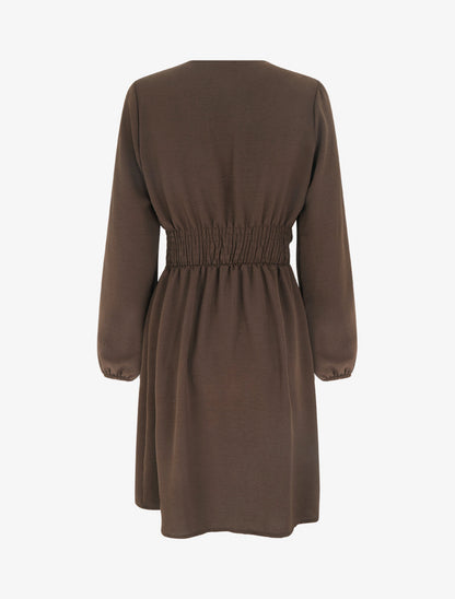 Robe à col cache-coeur et bijou martelé - Marron - 2