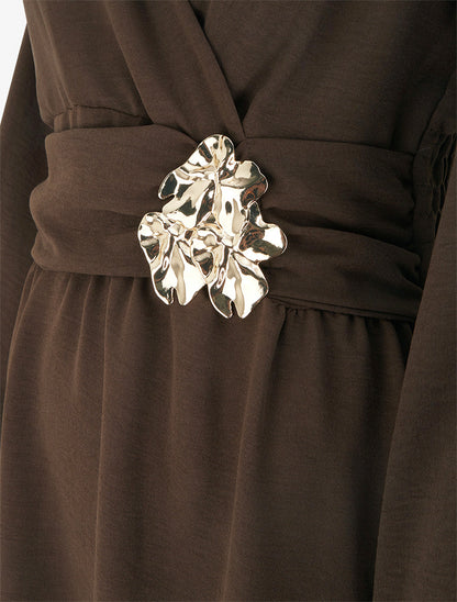 Robe à col cache-coeur et bijou martelé - Marron - 3