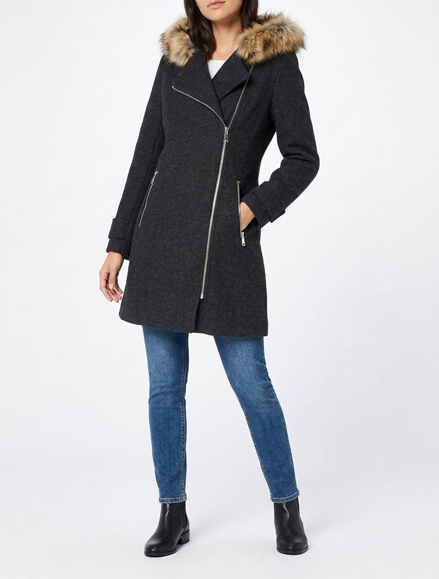 Cappotto lungo con zip asimmetrica e pelliccia sul cappuccio. - Grigio scuro
