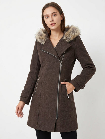 Cappotto lungo con zip asimmetrica e pelliccia sul cappuccio. - Cioccolato