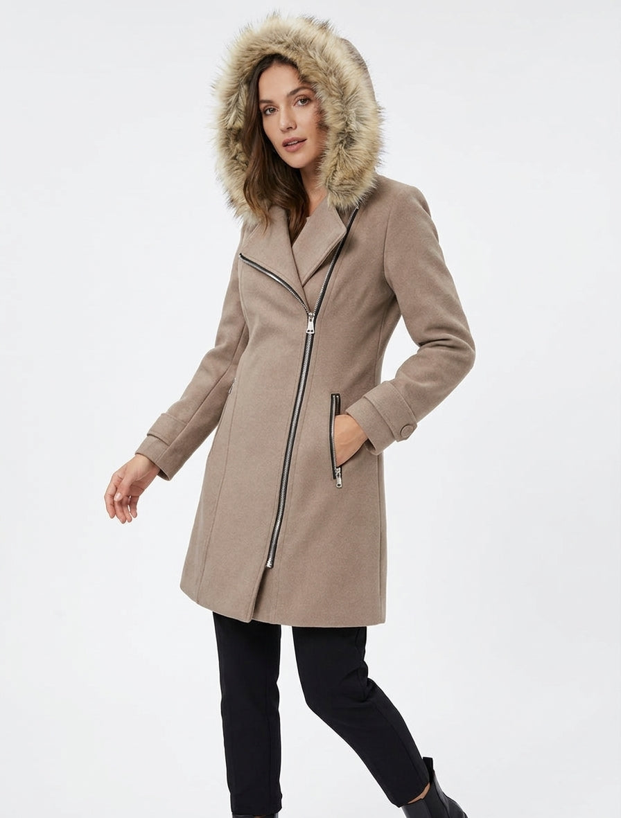 Cappotto lungo con zip asimmetrica e pelliccia sul cappuccio. - Beige