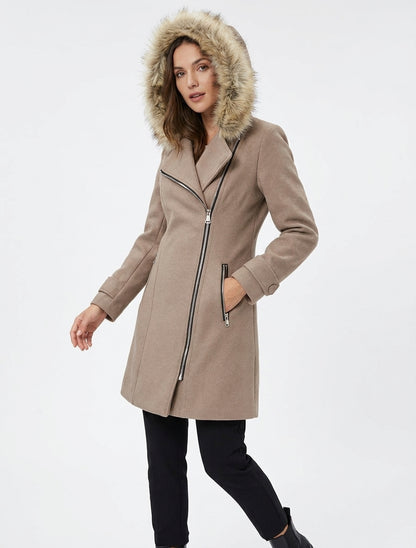 Cappotto lungo con zip asimmetrica e pelliccia sul cappuccio. - Beige