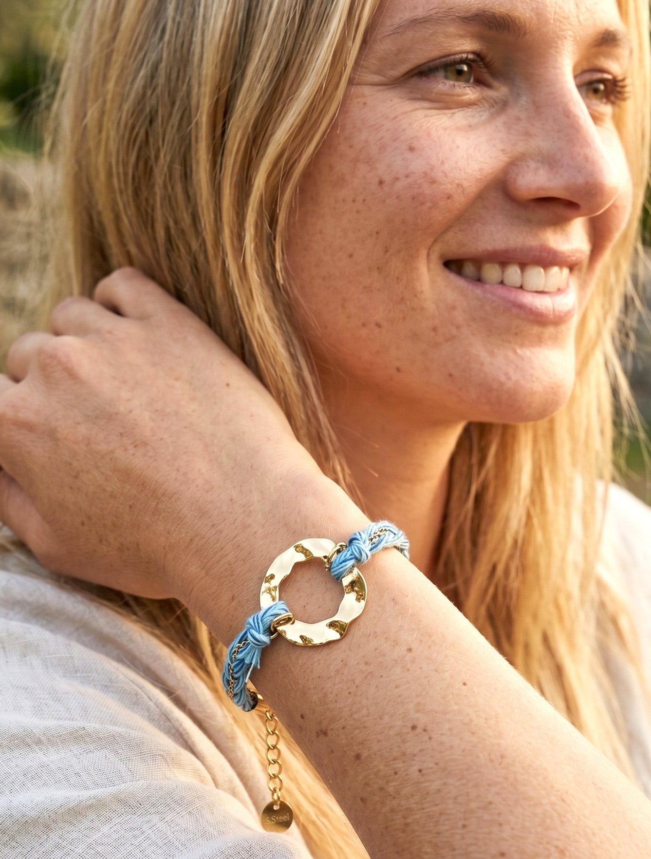 Bracelet en chaînes et fils tressés - Or/bleu - 1
