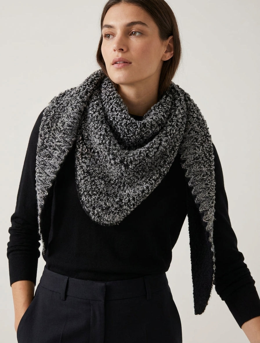 Scialle triangolare in maglia bouclé - Nero